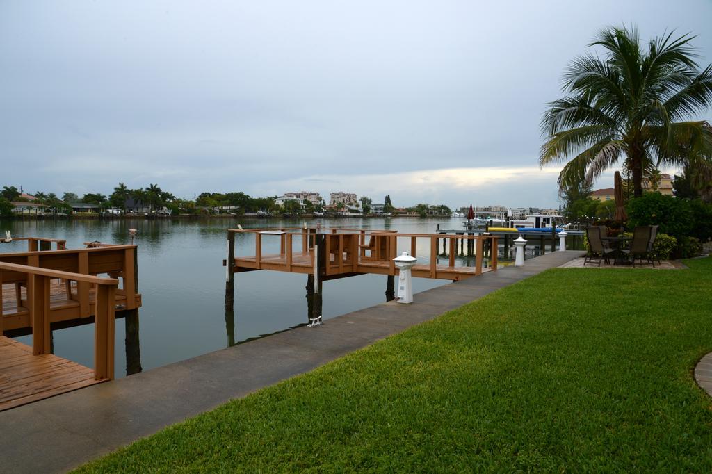 Treasure Island Beach, Fl Waterfront Condo Located Steps Away From The Intracoastal Waterway St. Pete Beach Exterior photo